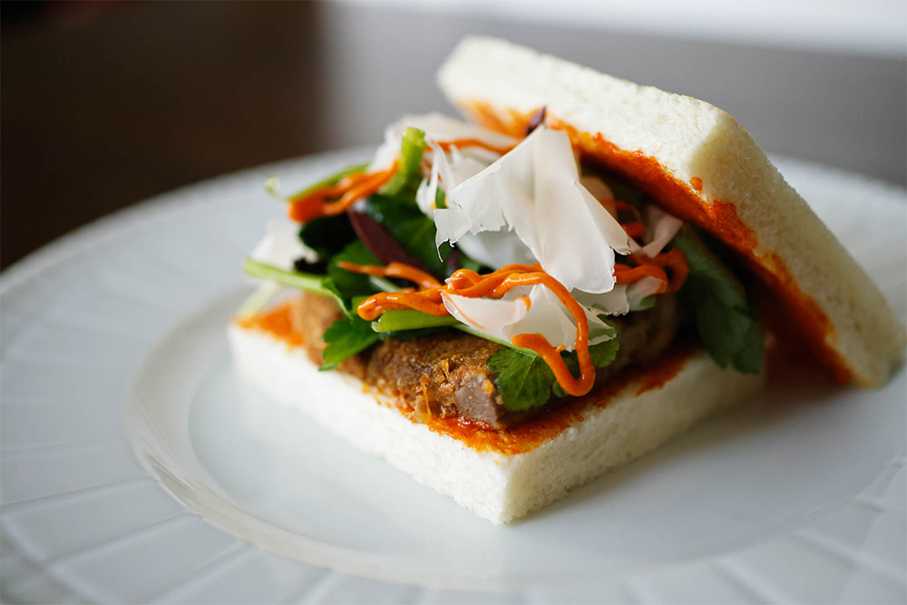 日本のハーブと好相性なクロアチア産オリーブオイル 日髙シェフ考案レシピ①「ポーランド産牛肉のカツレツパニーノ」