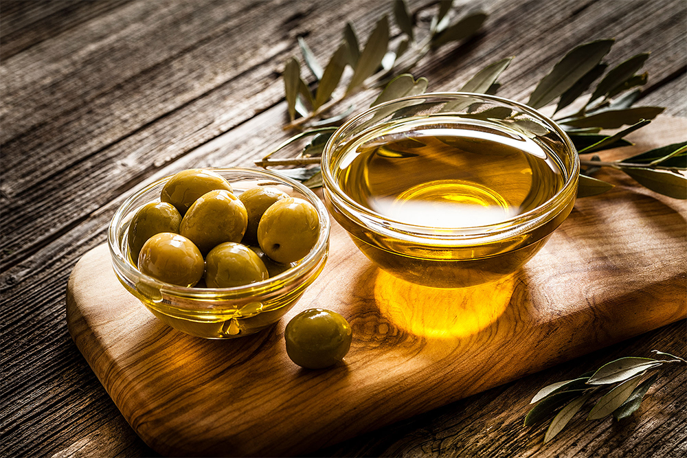 EUには、高品質のオリーブオイルの生産において長い歴史がある。EU南部の温暖な気候と地形は、風味豊かなオリーブを育てる理想的な条件を備えており、信頼できる生産地として知られている。