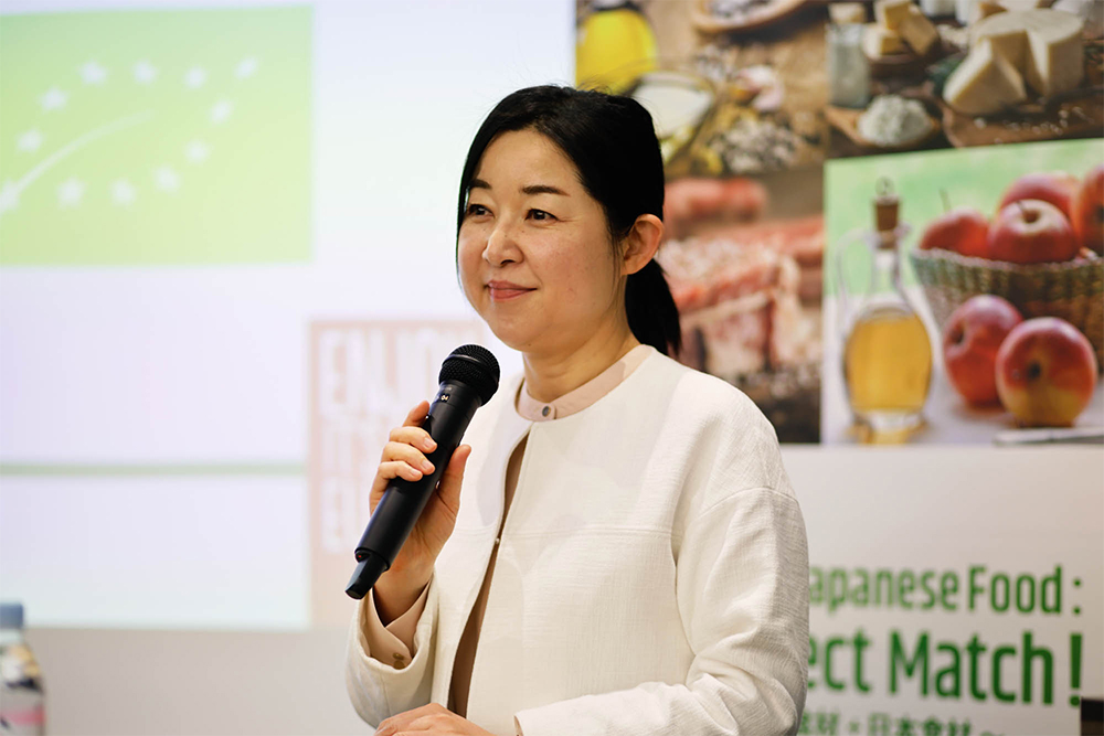 日本オリーブオイルテイスター協会会長で、オフィシャルオリーブオイルテイスターの長友姫世さんが、オリーブオイルのテイスティングをレクチャー。「オリーブオイルは28℃±２℃が最も個性を判別しやすい。手の平でカップを温めてから、まず香りをかぎ、少量口に含んでズズっと空気を含ませながら吸ってみてください」