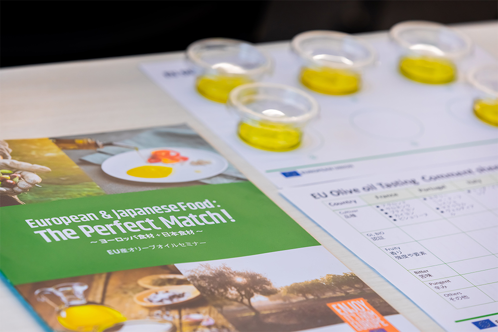 参加者は、フランス、ポルトガル、イタリア、クロアチア、スペイン、ギリシャのオリーブオイルをテイスティングし、コメントシートに香りや味わいを記入。