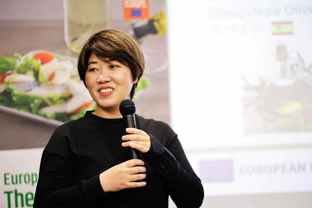 駐日欧州連合代表部 通商部 上席通商担当官の小林恵さん。EU産食材の特徴として、品質（＝持続可能性を重視した生産基準の順守）、本物（＝地域性や伝統を保証する認証制度）、安全性（＝トレーサビリティや衛生管理の徹底、環境や健康への配慮など）の３点を挙げる。さらに“Farm to Fork”戦略で、サステナブルな食料生産への転換を加速させていると話す。