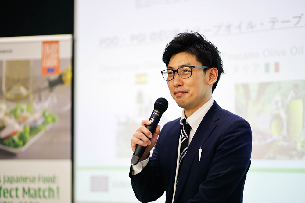 「クイーンズ伊勢丹」を手掛ける「エムアイフードスタイル」商品統括本部 商品部 グロサリーグループ グロサリー担当バイヤーの平出真吾さん。「コロナ禍でオーガニックや作り手の顔が見える商品へのニーズが高まっています」