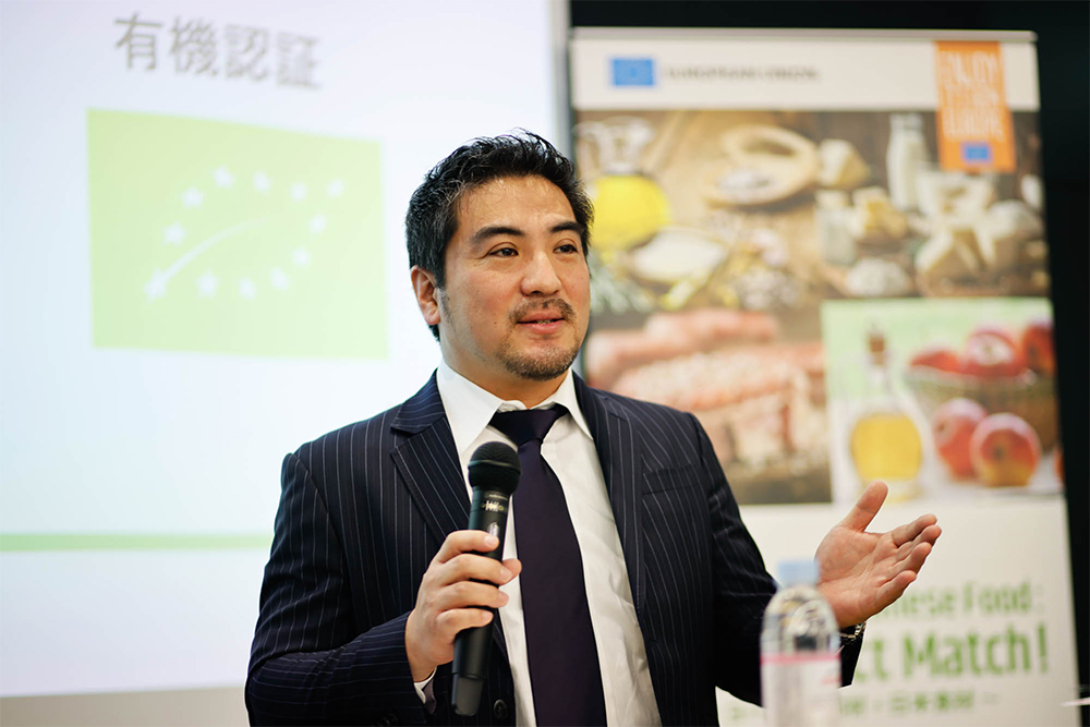 食品の輸入販売を行う「プリマヴェーダ」代表取締役の大槻浩哉さん。「オーガニックとは、人も自然も本来の姿に戻っていくことだと教えてくれた生産者がいました。そういったストーリーや価値観を伝えることで、さらにEU産オリーブオイルのファンを広げていきたいですね」