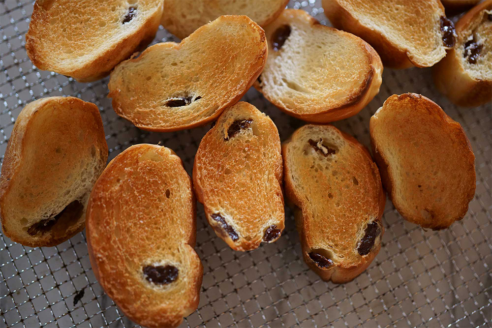 （A）バターロールは型の高さに合わせて1個を3 等分ほどにカットし、こんがりとトーストして風味付け。パンは何でもいい。