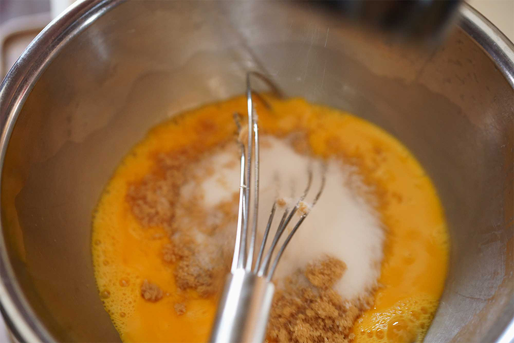 飛び散らない道具で繊維を断ち切る。 卵を溶くには、直径23㎝のボウルに、粘性のあるものを混ぜる全長24㎝の「ターナーウィスク」（貝印製、select100）がいいバランス。ボウル下に濡れ布巾を敷き、持ち手を軽く握って左右に動かし、繊維を断ち切る。砂糖は卵に加えるとダマになりやすいため、ほぐしたらすぐ加え混ぜる。