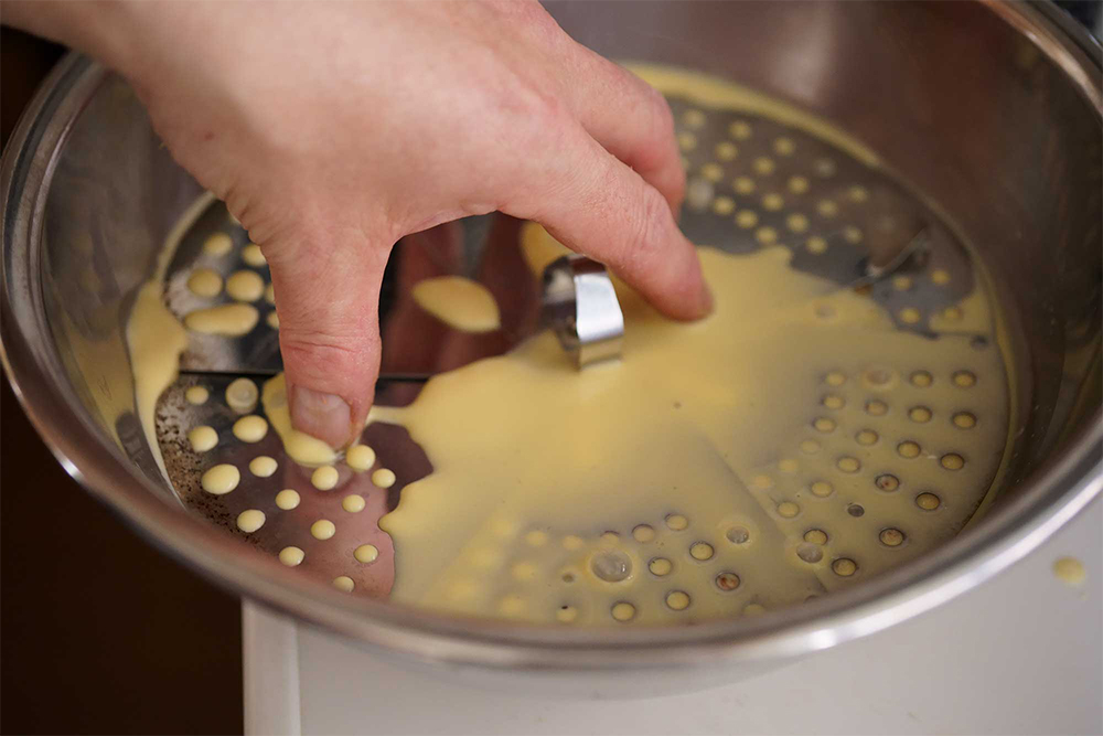 （C）トーストしたパンをプリン液に浸す。均一に浸るように落とし蓋などで押さえる。1分以上浸すとパンが崩れるので注意。