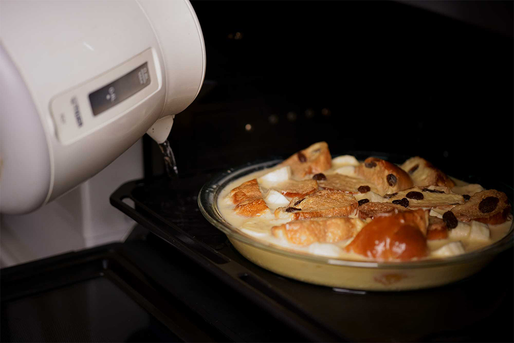 （D）湯煎用天板にこぼれない程度、1.5cm以上、できれば型の高さの3/4まで熱湯を注ぐ。湯煎の湯が少ないとうまく焼けない。