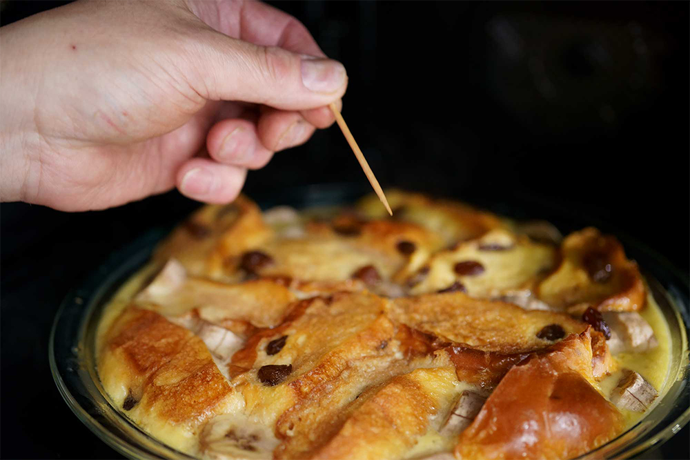 （E）厚手の手袋をはめ、天板を傾かない程度まで慎重に手前に引き出し、楊枝を中央に刺す。5秒経って生地が楊枝につかなければ焼成完了。