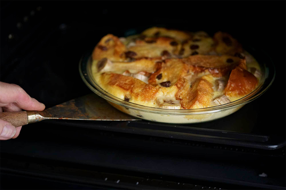 F手袋をはめたまま三角パレットなどを型の下に差し入れて型を取り出す。取り出すのがむずかしい場合は、補助者に頼むこと。