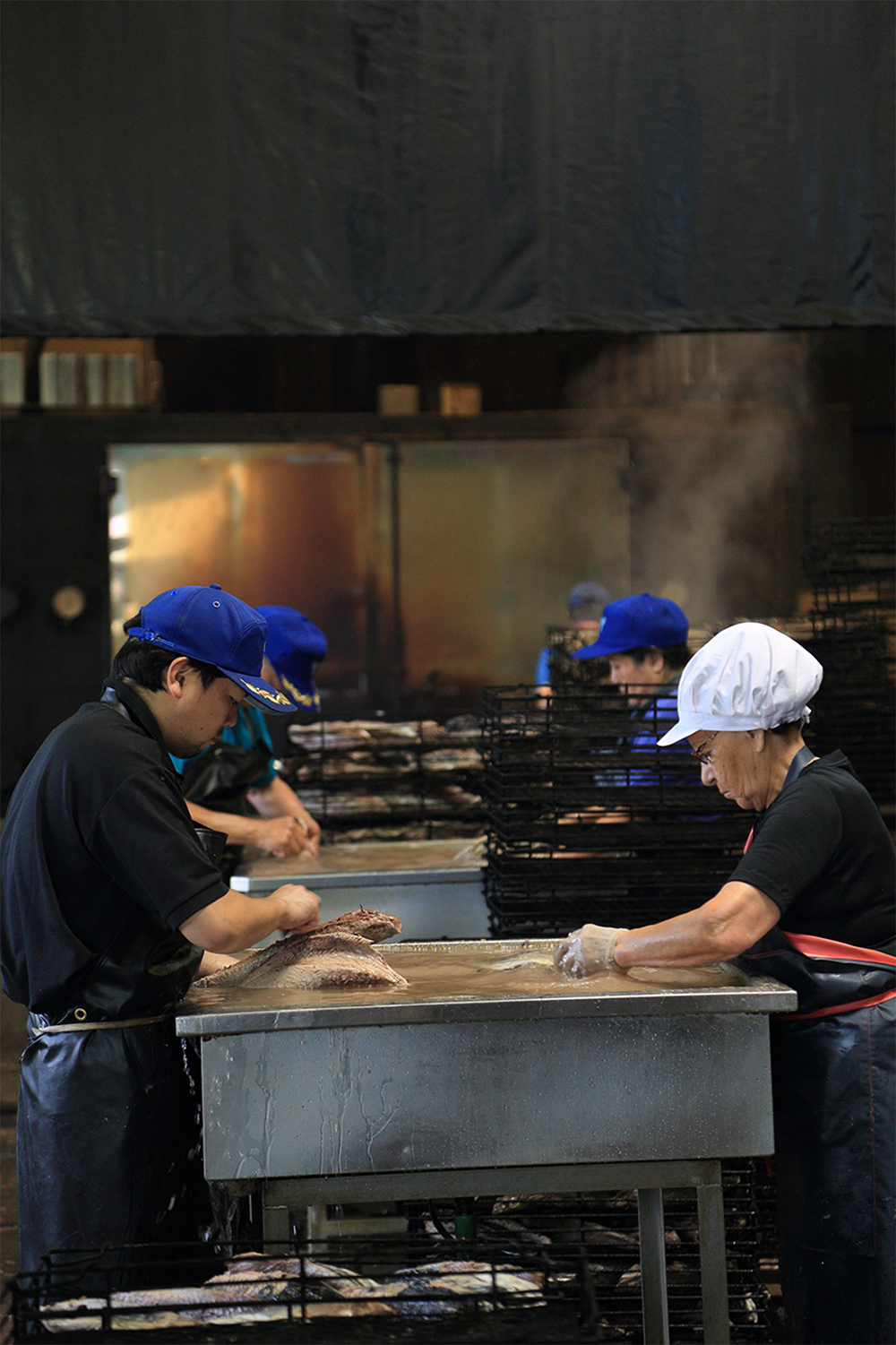 遠洋で水揚げされた冷凍カツオを解凍後、三枚におろして煮る。