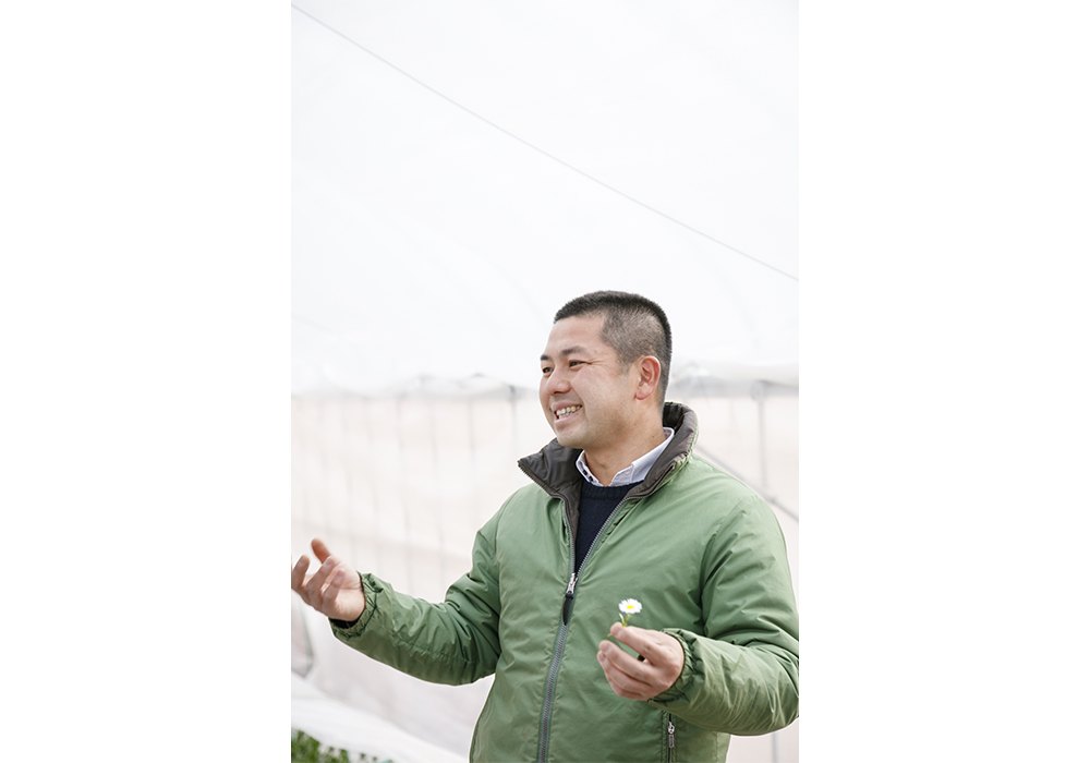 横山直樹さん。「パンジーは最後に少し湿布のような香りが。マリーゴールドは日向夏やパイナップルのような風味も」