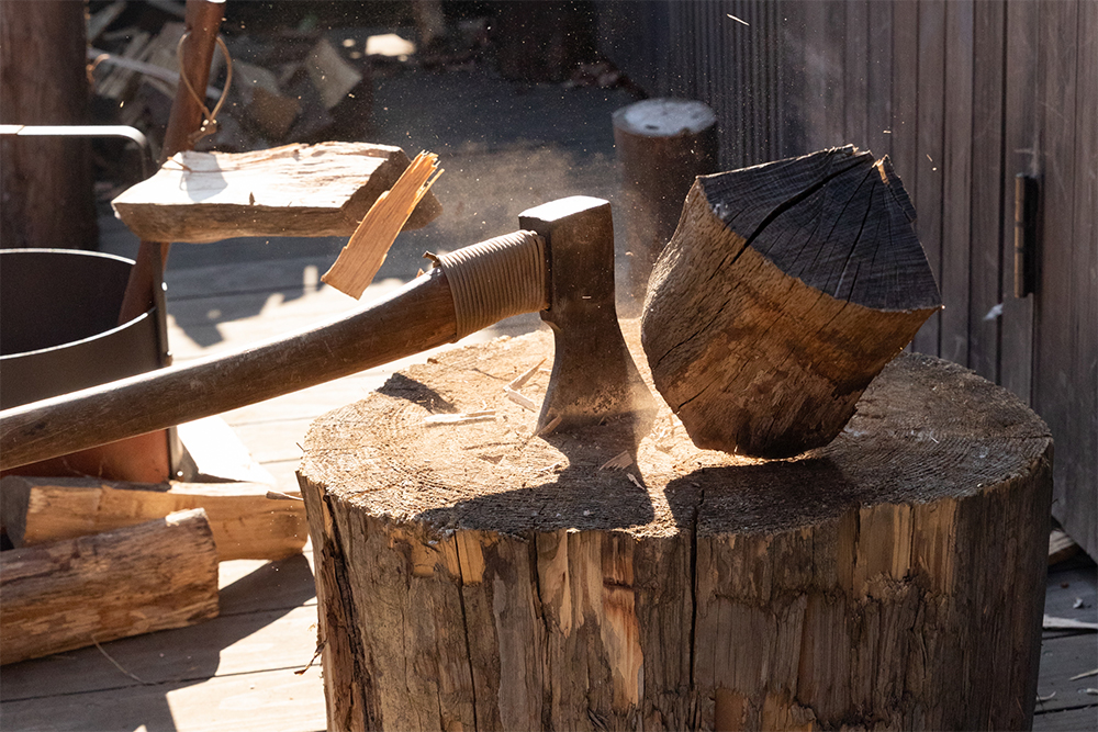 持ち込まれた伐採木は自分たちで割って乾燥させてから使う。