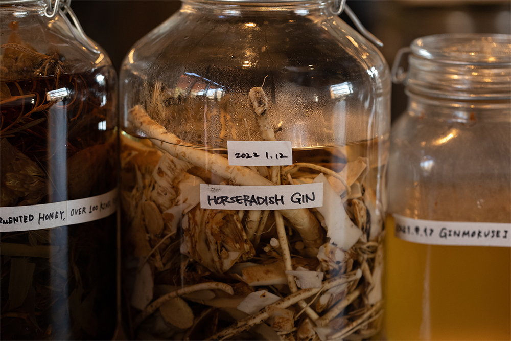 庭や野の収穫物は、乾燥や発酵を施して、コンブチャ、蒸溜酒、ハーブティー、コンフィチュールなどに加工。
