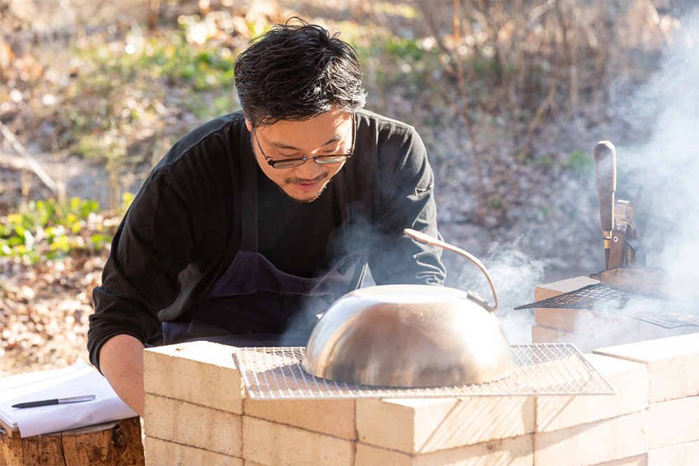 ステーキカバーやボウルを被せて、燻製にする。