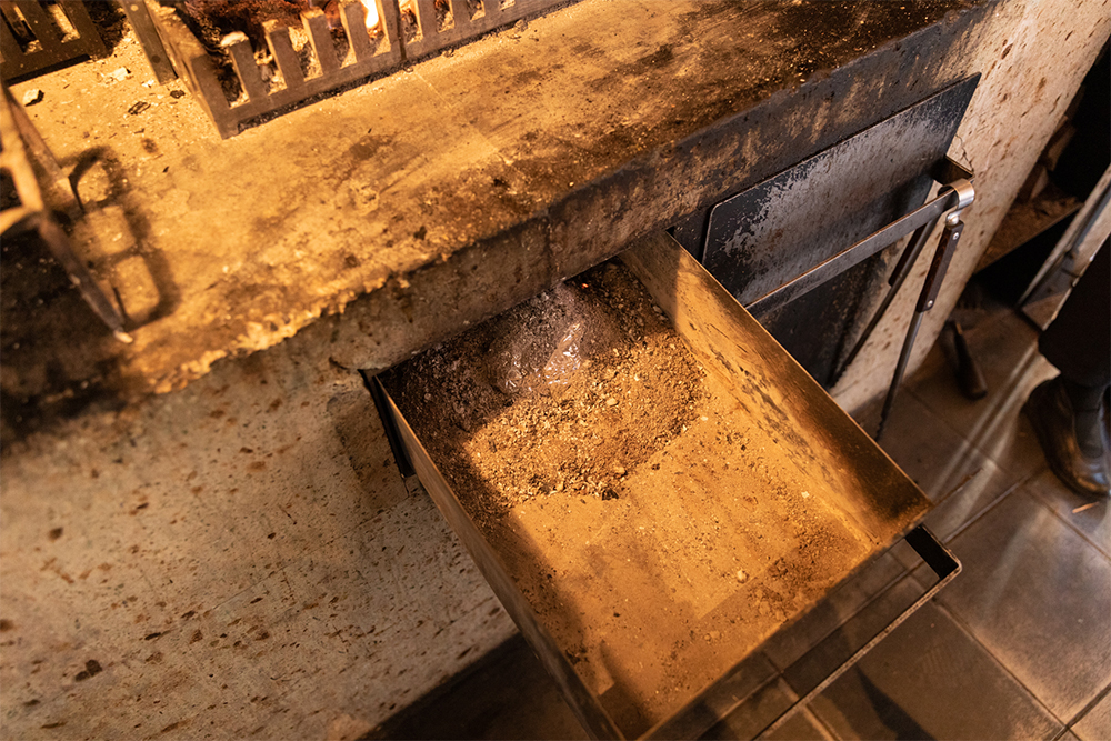 暖炉の火を落とした後、熱を持った灰の中にアルミホイルで包んだ根セロリを一晩入れておく余熱調理。