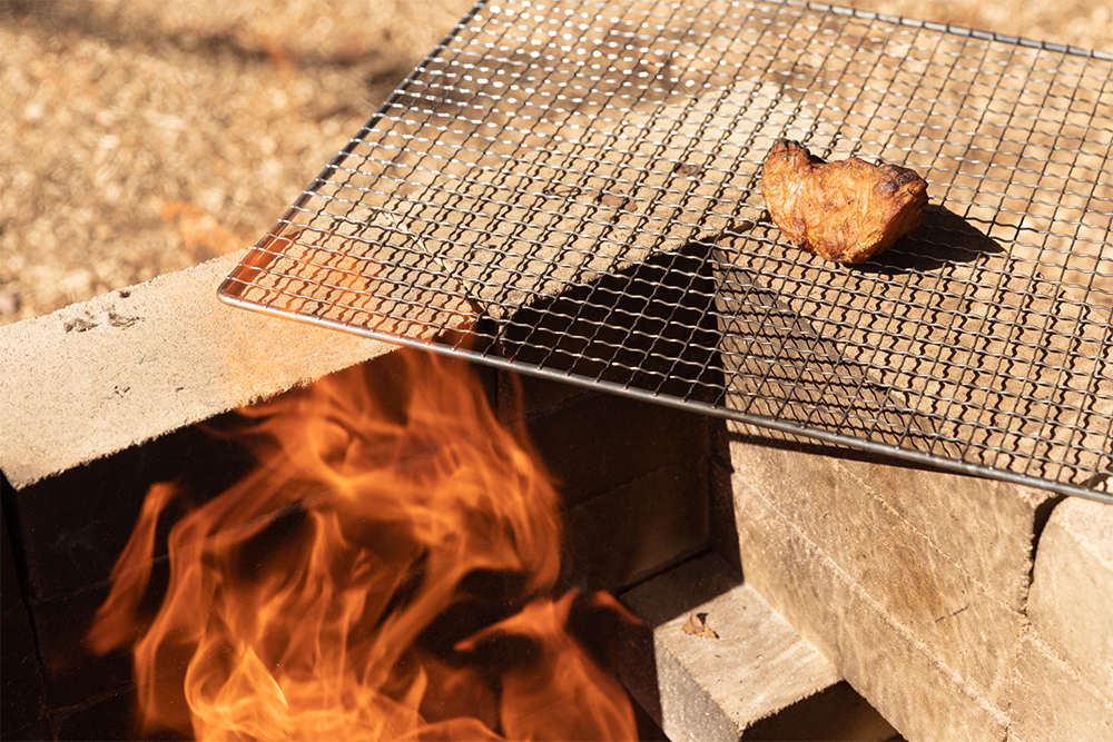 シェリー酒とシェリービネガーを塗りながら、遠火で炙り、表面に焼き色を付けつつセミドライにする。