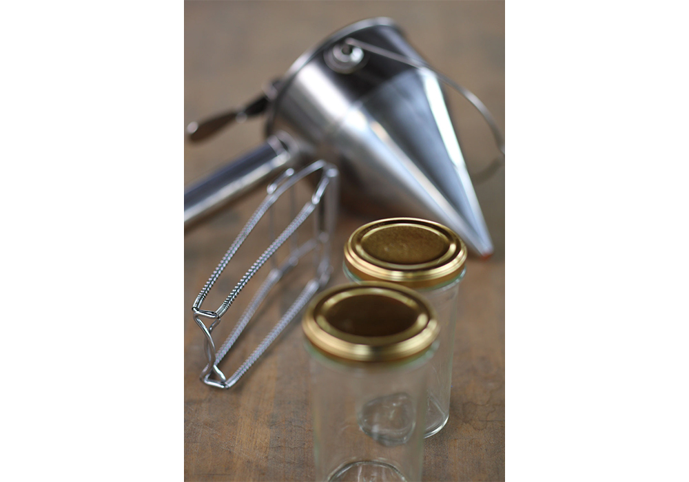 煮沸ハサミなど瓶詰めの道具。クラスの時も、商品づくりの時も欠かせない。「数少ない“仕事の七つ道具”」と西村さん。