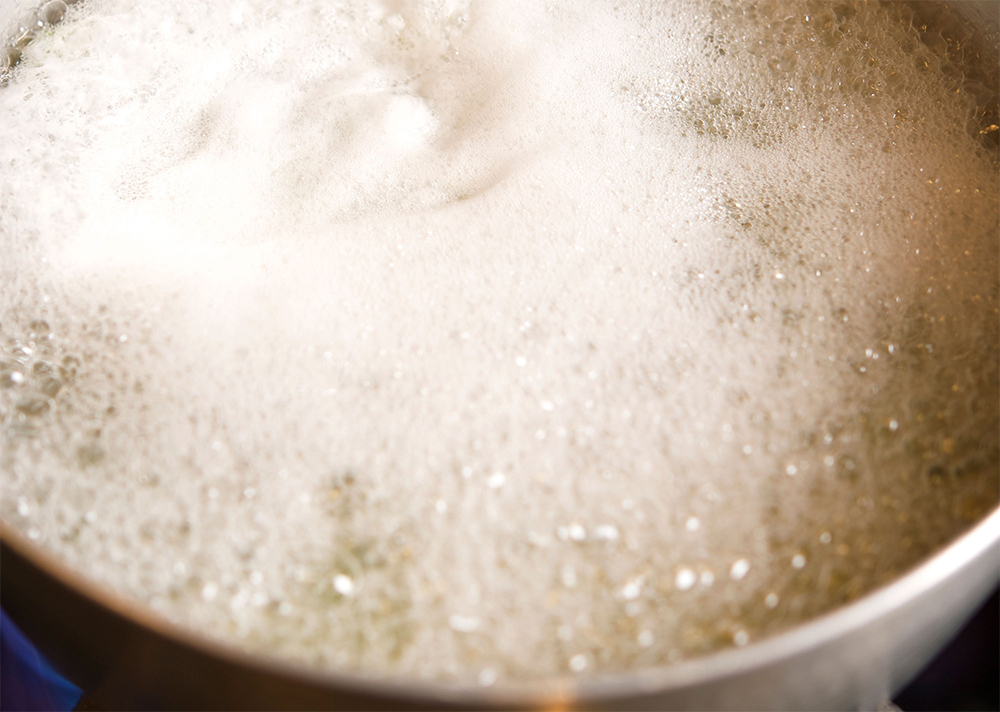 [２]アクを引く 水は変えず、そのまま強火にかける。最初のアクが写真くらいまで出たら中火に 落とし、アクを引く。