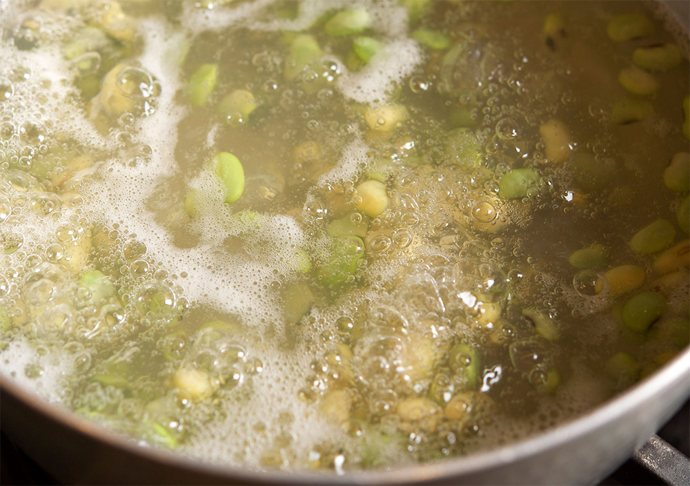 [３]茹でる 豆が湯の中で踊るくらいの火加減にして、40～50分を目安に茹でる。 POINT:やわらかくなりすぎないように茹でる。