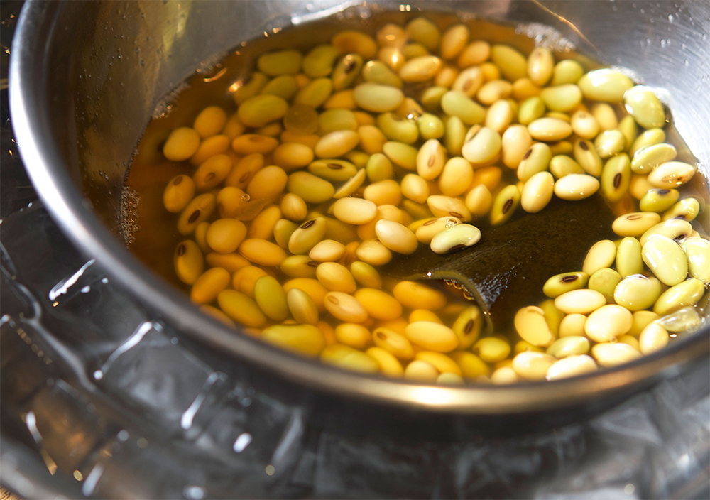 [６]氷水で冷やして熱をとる 氷水で豆の芯まで熱をとる。だしが冷めても、豆の芯まで熱がとれているとは限らないので、十分時間をかける。