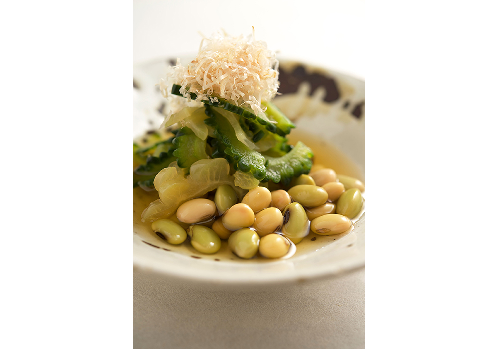 この日のひたし豆は「岩手みどり」と「小糸」を使用。やさしい甘味の後に枝豆のような香ばしい香りが続く。夏ならゴーヤ、秋はきのこ、冬は根菜、春には山菜、と季節の野菜を添え、飽きの来ない一品に。