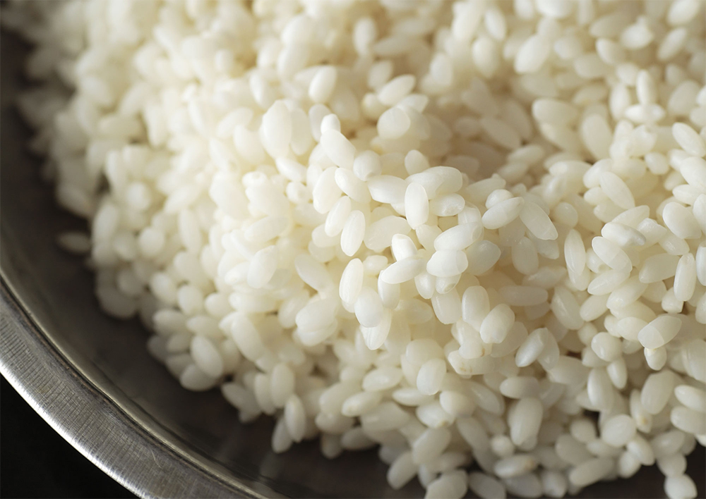 [１]もち米を水に浸ける もち米は水に浸けて３時間ほどおいて、水気を切る。干しキクラゲは水で戻し、みじん切りにする。