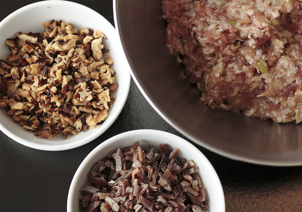 [２]肉だねを作る 肉だねの材料を全てボウルに入れてよく混ぜる。