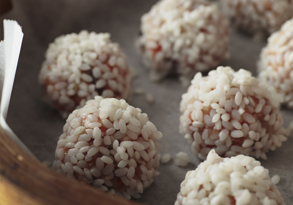 [３]蒸し器で蒸す 蒸気の立った蒸し器に入れて強火で15分ほど蒸す。辛子醤油でいただく。