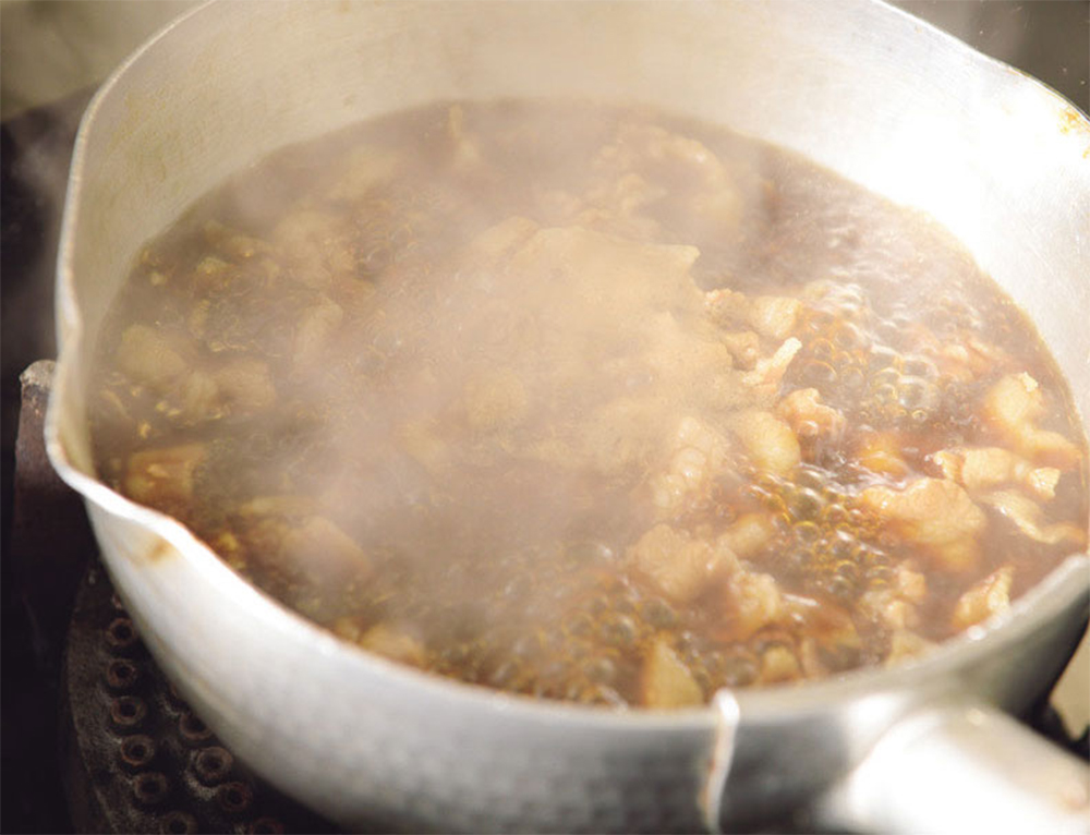 [１]豚肉を煮る たれの材料を鍋に合わせて沸かし、豚バラ肉を入れて煮る。