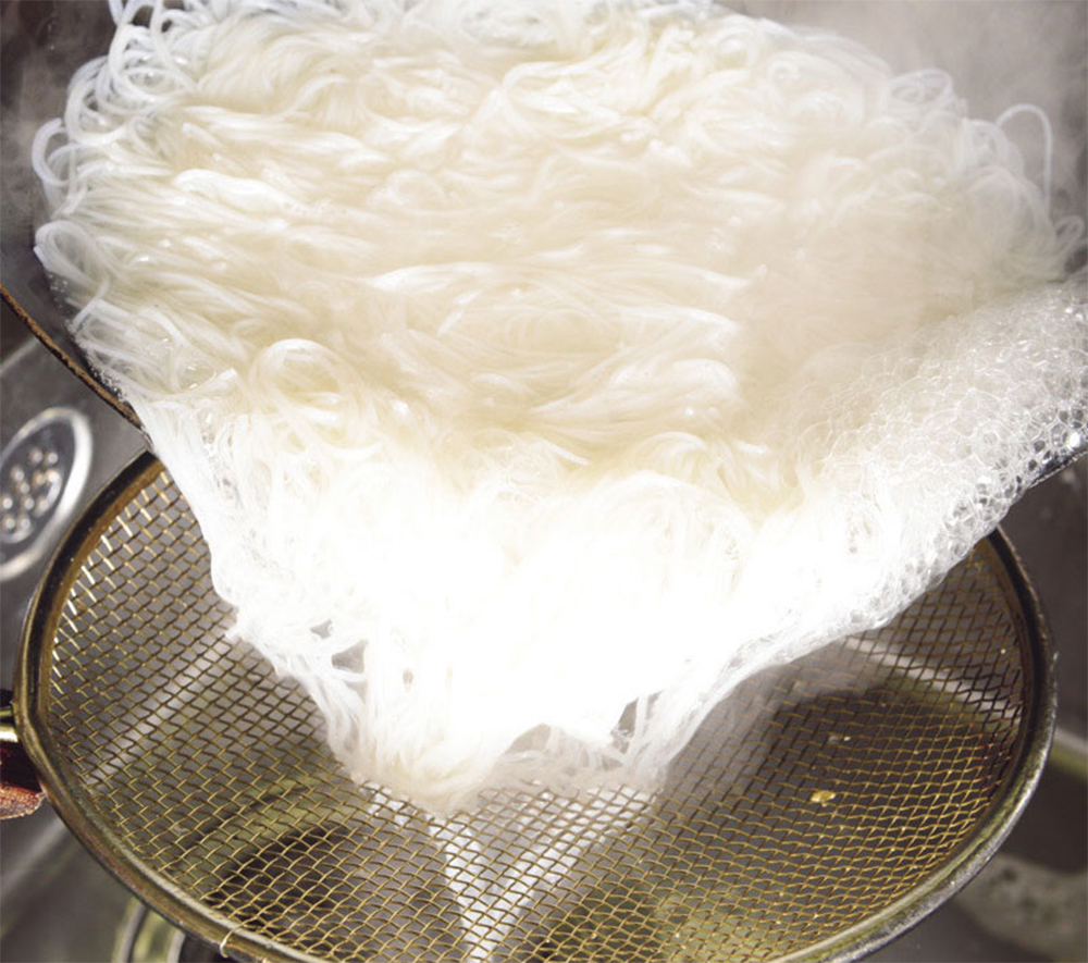 [９]スープ（湯）を切る 茹で上がったら、ザルに上げ、スープを切る。