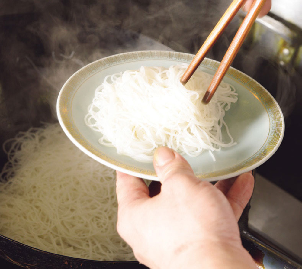 [11]皿に盛る 皿にビーフンを盛る。