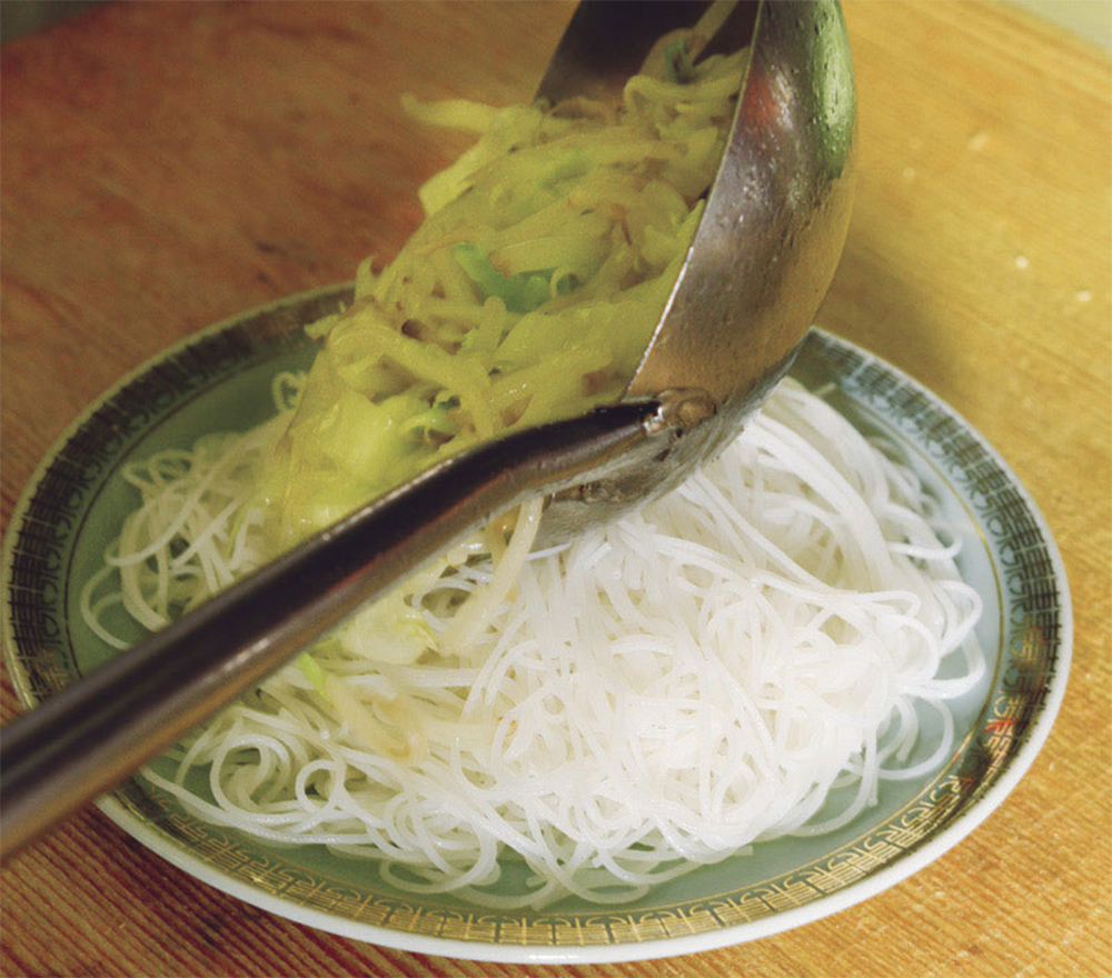 [12]具材をのせる 上に炒めた野菜をのせ、[１]の豚肉をトッピングする。