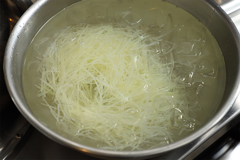 ［４］氷水で締める