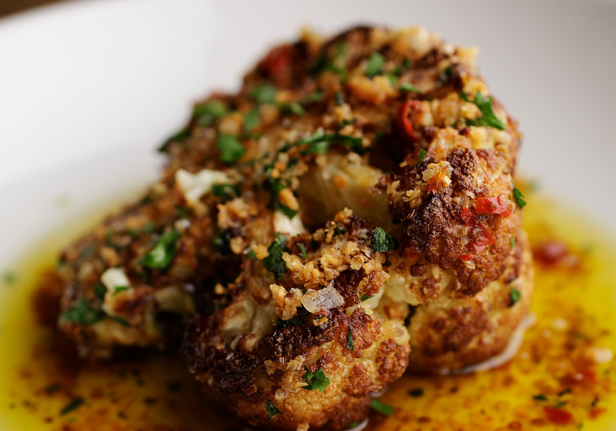 プラントベースの始め方09 〝ジャンキー〞なおいしさで、野菜を看板料理に カリフラワーステーキ カルダモンと自家製アリッサ 「The Burn」米澤文雄シェフ