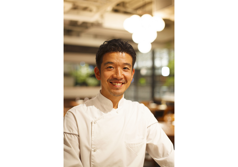 NY「Jean-Georges」、東京・六本木「ジャン・ジョルジュ東京」を経て2018年「ザ・バーン」シェフに。海外シェフとの交流、コラボイベント、食育活動も活発に行う。現在は店を離れ、フリーランスとして活躍中。食を通じてできることを探るオンラインサロン「closetable」開設。photographs by Kiyu Kobayashi