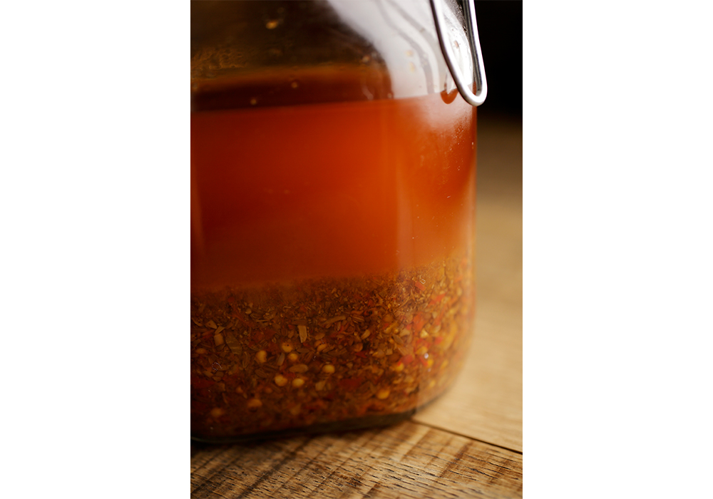 ［材料のポイント］ 自家製アリッサ。香川県で栽培を復活させた赤唐辛子、「香川本鷹」を使い、毎年仕込んでいる。 ［１］大きさでインパクトを