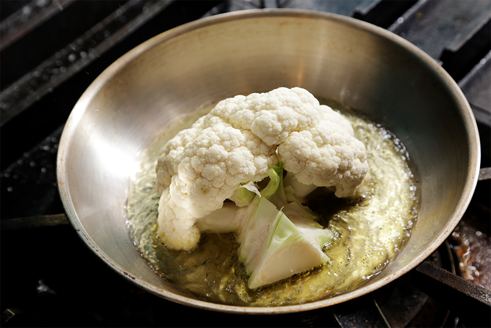 フライパンにオリーブ油を多めに入れて火にかけ、１の切った面を下に焼く。 ［３］焼いてからオーブンへ