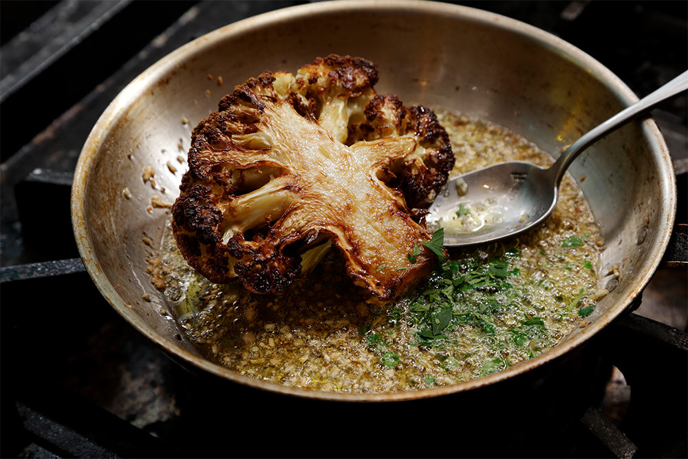 パセリ、アリッサを加え、塩で味を調える。皿に盛り、シーソルトをふる。