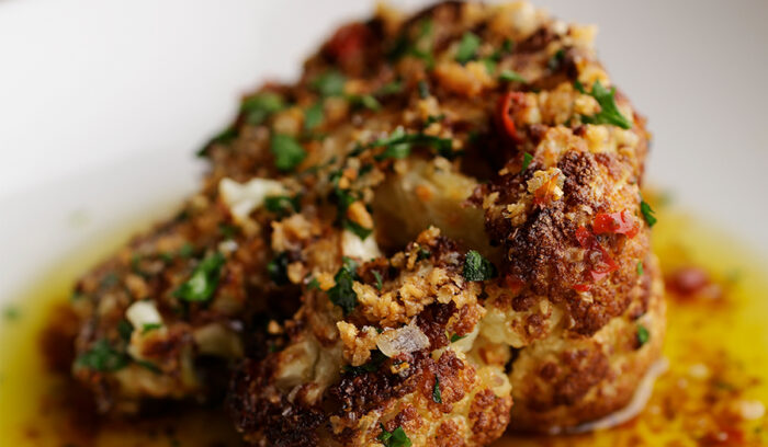 〝ジャンキー〞なおいしさで、野菜を看板料理に「カリフラワーステーキ カルダモンと自家製アリッサ」