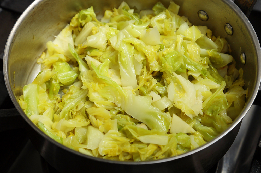 最終的に、かさは半分ほどに減る。焦げたところがなく、全体にグリーンの状態で蒸し煮を終える。 ［８］ハンドブレンダーで撹拌