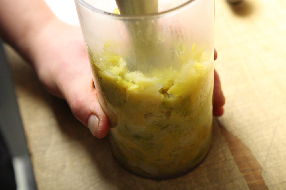 細い容器にキャベツを移し、ハンドブレンダーを容器の中で上下させながら撹拌する。 ［９］あとひと押しでビロードの食感に