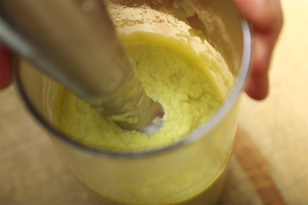 ２分程で繊維は消えたように見えるが、さらに撹拌し、ビロードのような食感になるまで続ける。 (雑誌『料理通信』2018年５月号掲載)