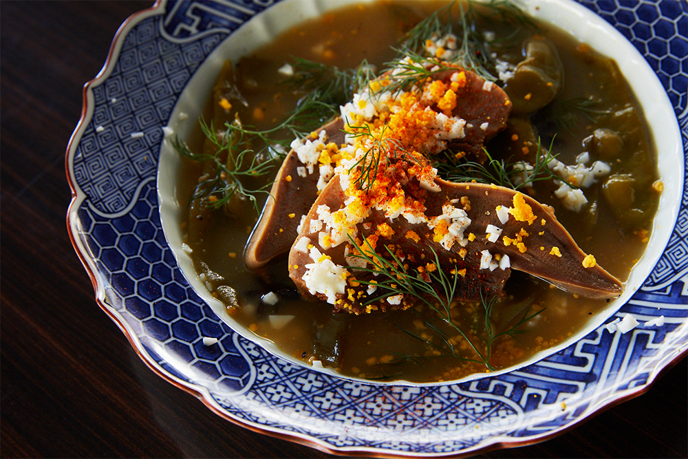 鹿肉の煮込み。刻んだ茹で卵をトッピング。仕上げにディルを（菅原さま：青みはディルでよかったですか？）。「赤身の肉には春菊やホウレンソウなど濃い青みを加えると赤身が生きる」と菅原さん。