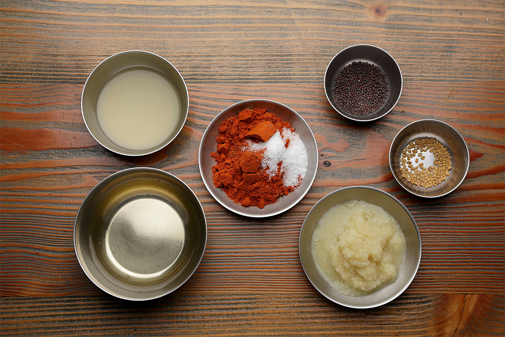 ［材料］ 卵（S～Mサイズ）・・・５～６個 油・・・100ml