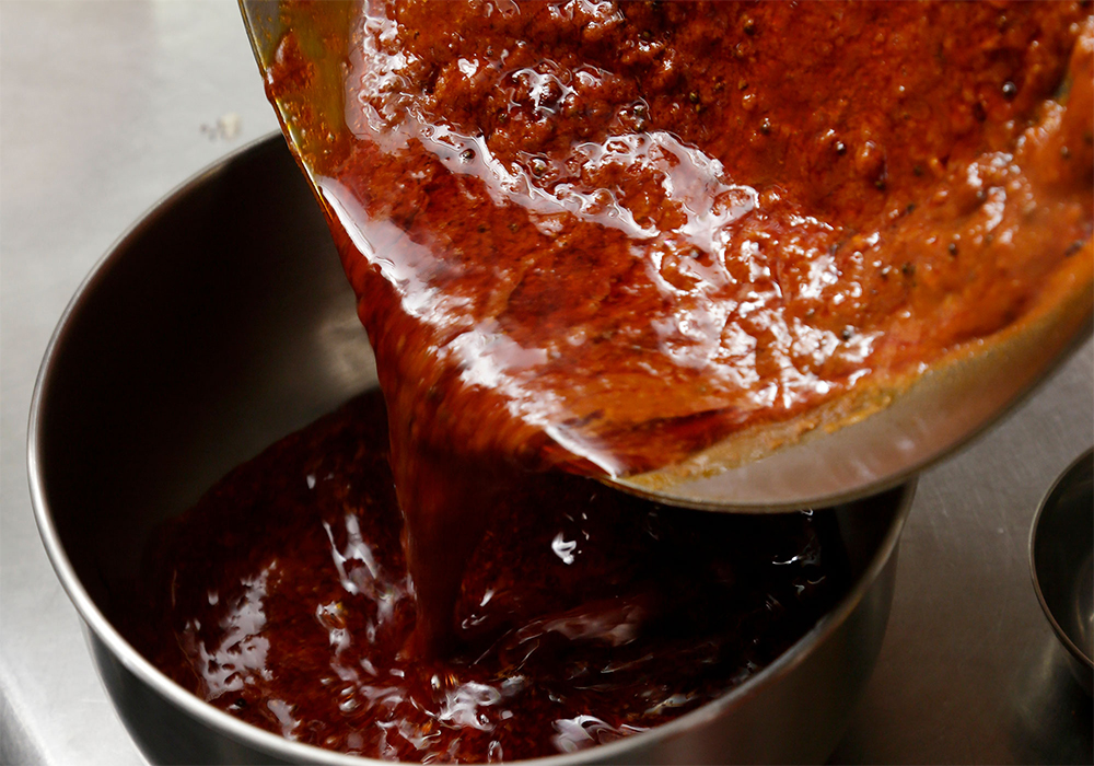 [５]味を調える レモン汁、酢、塩を加えて味を調え、保存容器に移し、粗熱を取る。