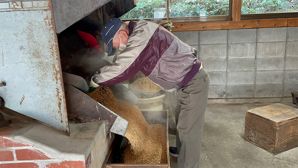 一番釜炒りの様子。籾の様子や音から、上げどきを見極めるため、長年の経験が必要な作業。