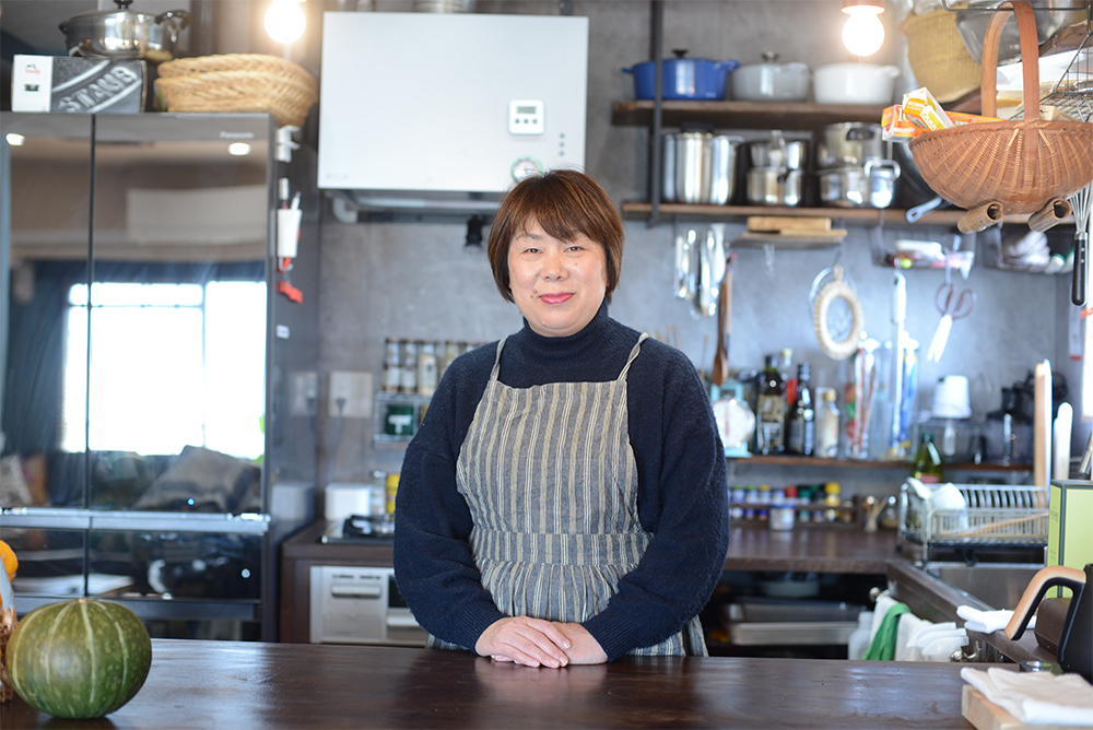 料理研究家。熊本県出身。熊本市にて、食の実験室「ハルラボ」を構え、料理教室を主宰。熊本地震などの災害時には、離乳食を調理・配布するボランティア活動を行う。生産者サポートなど社会貢献活動へ積極的に取り組む。