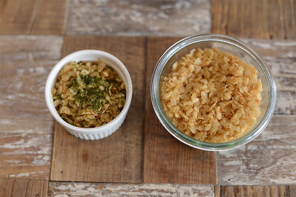 フライパンで焼き米（写真右）100g、オリーブ油小さじ２（またはバター10g）を入れて弱火で炒め、ほんのり膨らんできたら塩小さじ１を加えてよく混ぜる。さらに、カレー粉小さじ1/2、青のり小さじ１を加えて混ぜ、火から下ろして完成（写真左）。よく冷ましてから瓶などに入れ、１週間程度保存できる。