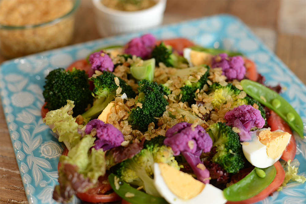 好きな野菜を盛り付けたサラダに、焼き米フレークをお好みの量、トッピング。カリカリの食感が加わり、かつ、スパイシーなドレッシング代わりになるのでヘルシーに。