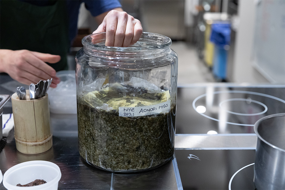 ３タイプのアオノリ（生、乾燥、塩蔵）を麦麹と塩で発酵させたアオノリ味噌。仕込んでから２カ月半が経過した状態。
